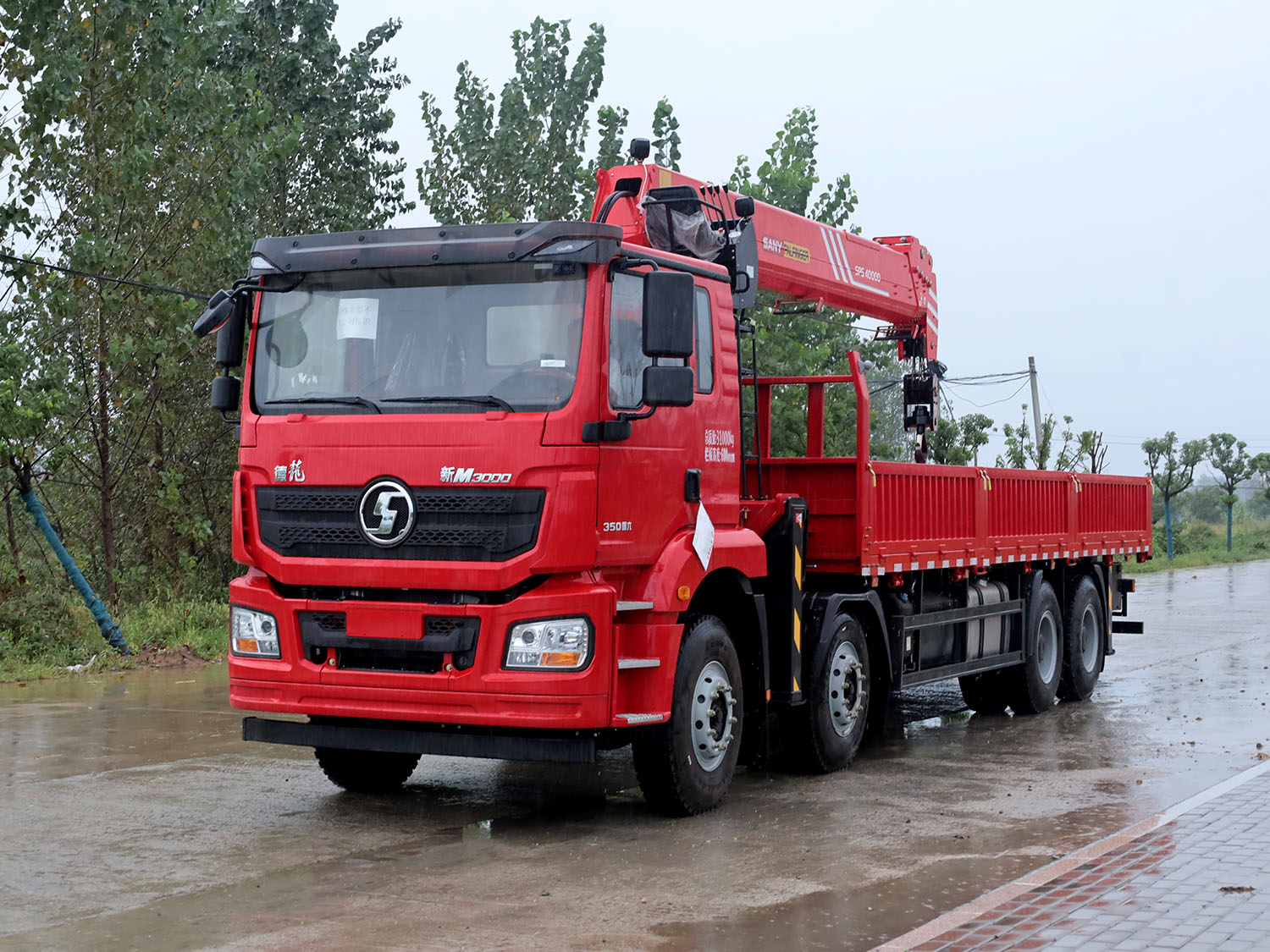 陜汽德龍新M3000駕駛室前四后八上裝三一16噸直臂式吊機