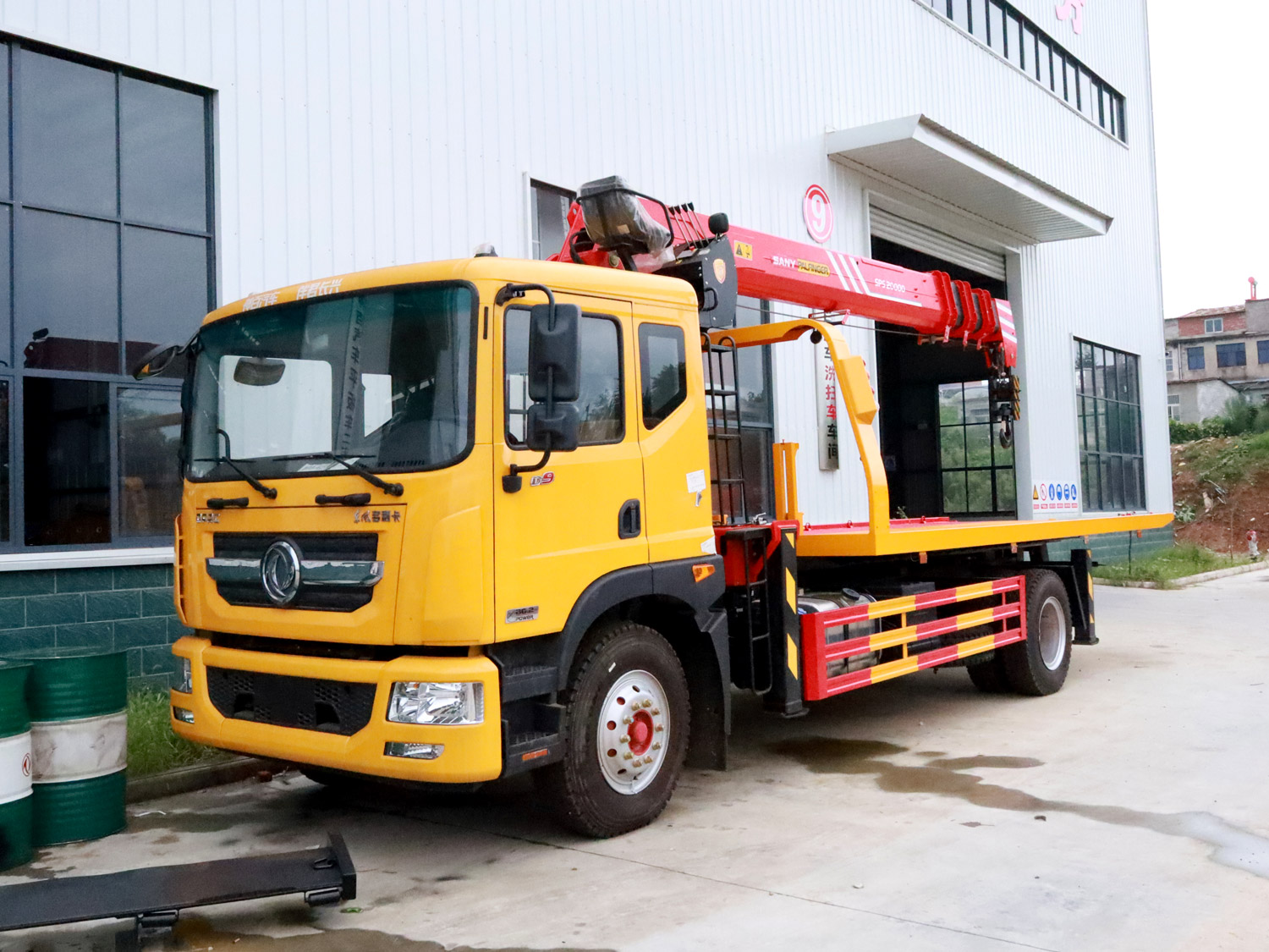 東風(fēng)多利卡D9排半駕駛室單橋上裝三一8噸直臂式吊機(jī)