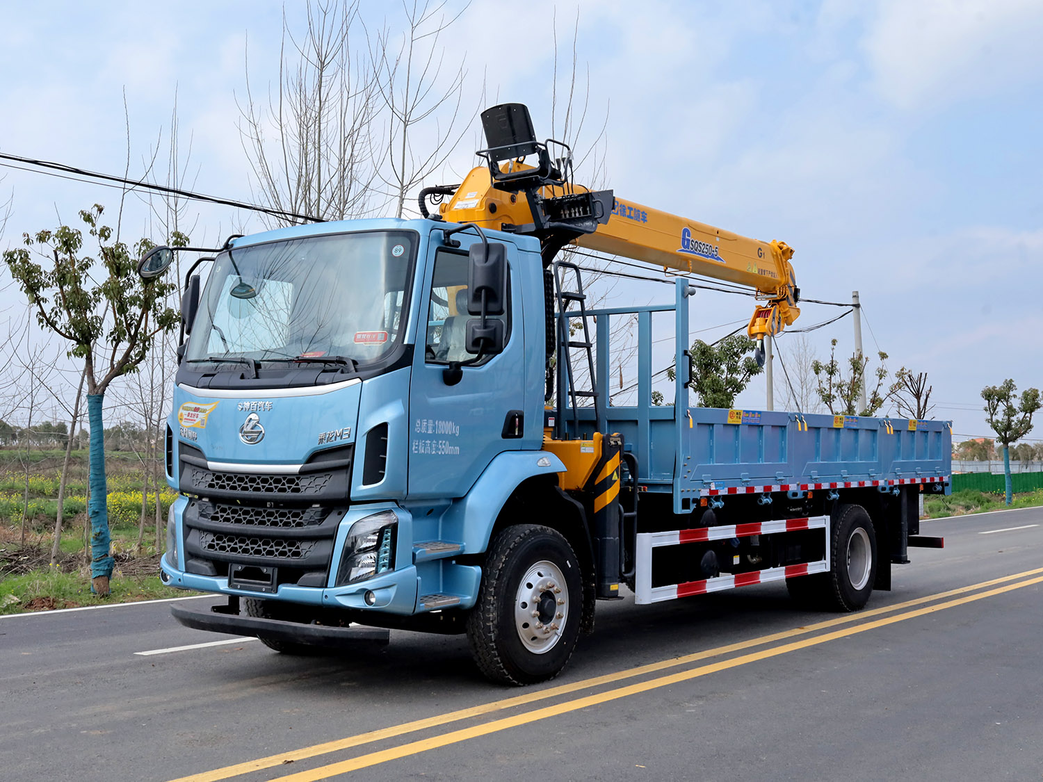 東風(fēng)柳汽乘龍M3單排上裝徐工10噸直臂式吊機(jī)