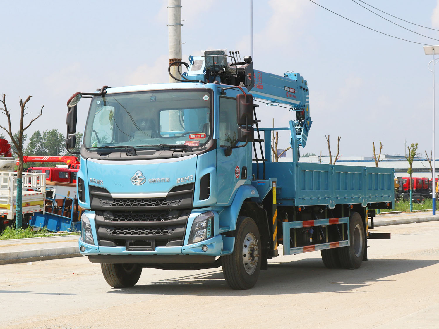 東風柳汽乘龍M3單排上裝長興發財版8噸直臂式吊機