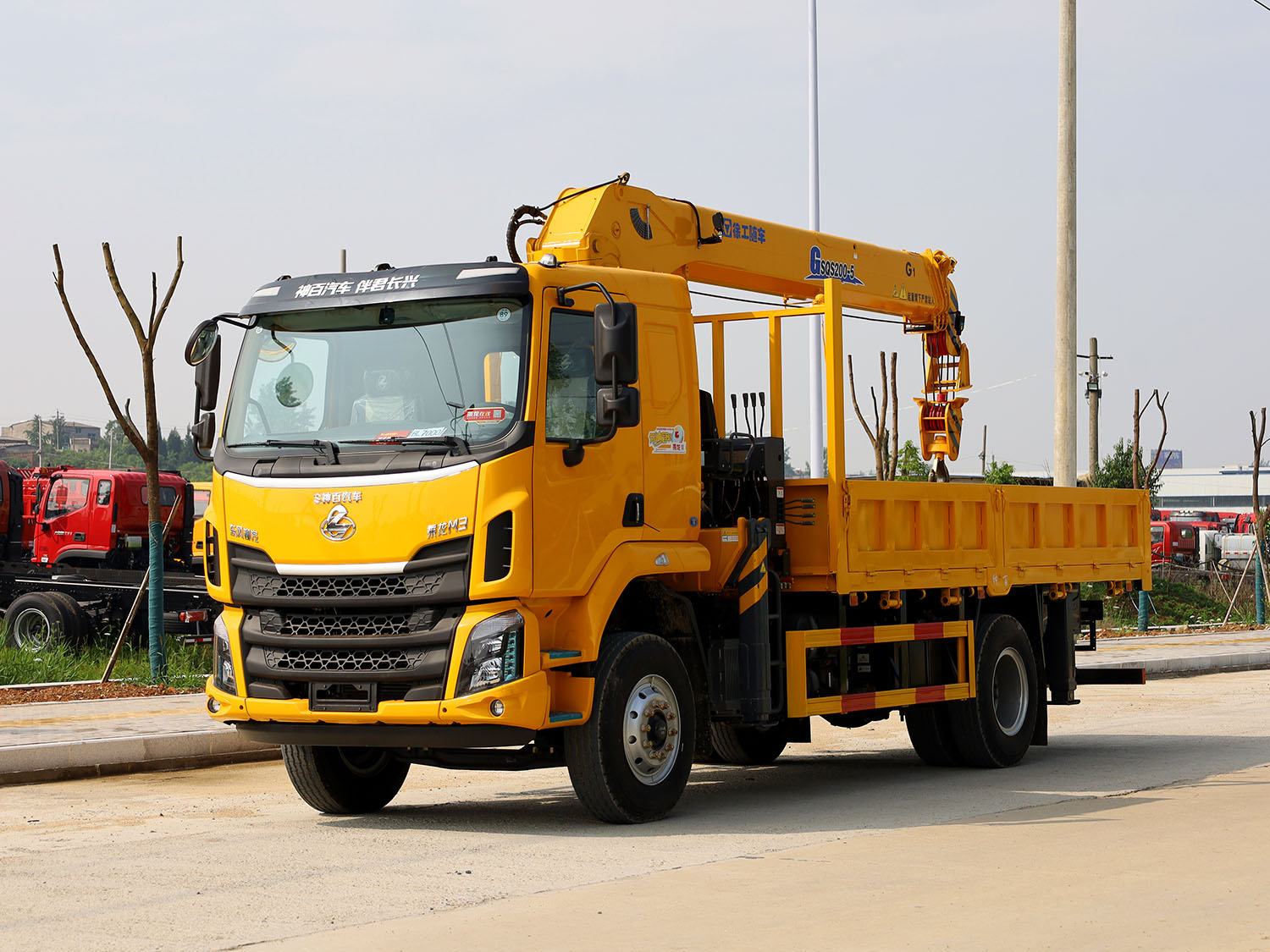 東風柳汽乘龍M3排半上裝徐工8噸直臂式吊機