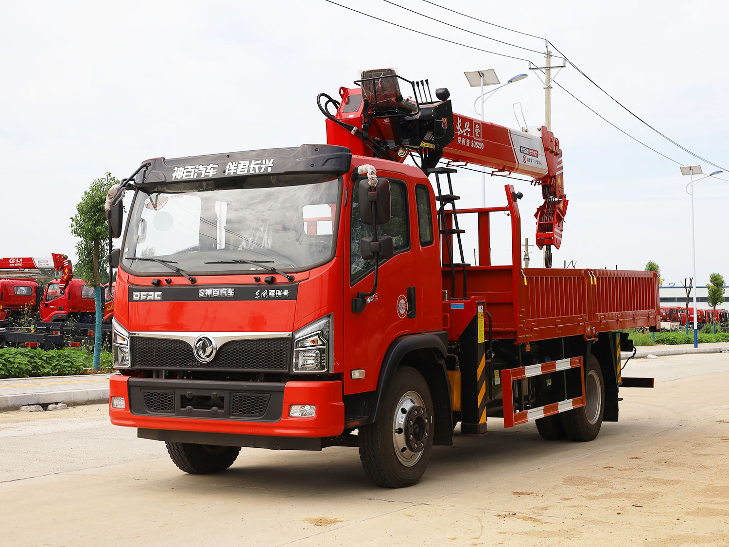 東風福瑞卡F8排半上裝長興發財版8噸直臂式吊機