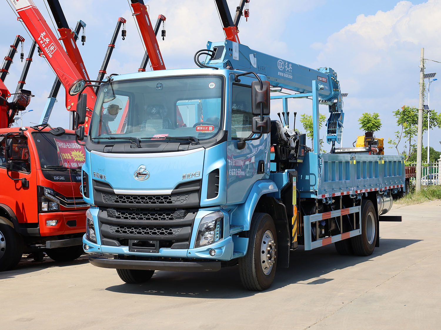 東風柳汽乘龍M3單排上裝長興質尊8噸直臂式吊機（中操作，復合雙節前支腿）