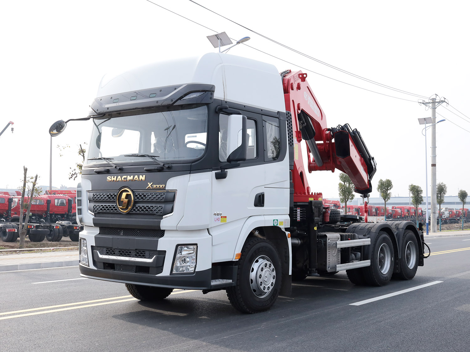 陜汽德龍X3000牽引頭上裝長興30噸折臂式吊機