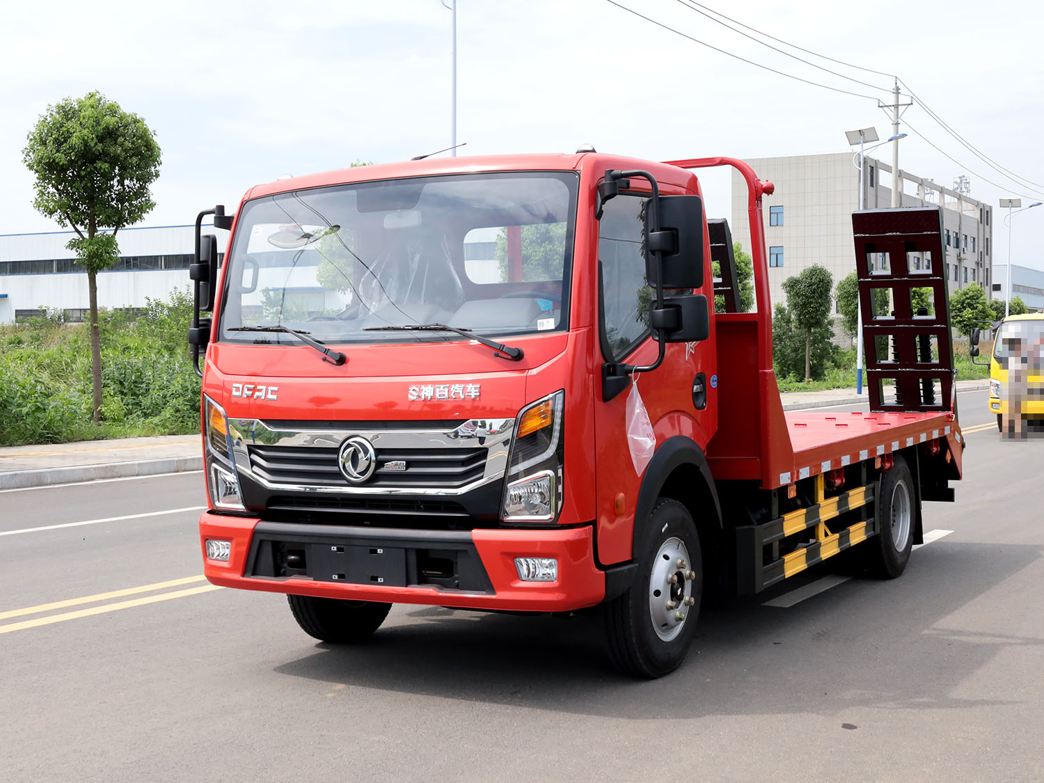 東風多利卡D6藍牌平板運輸車