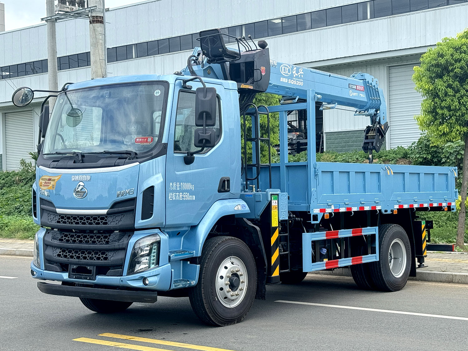 東風柳汽乘龍M3單排上裝長興質尊版8噸直臂式吊機（五條腿）