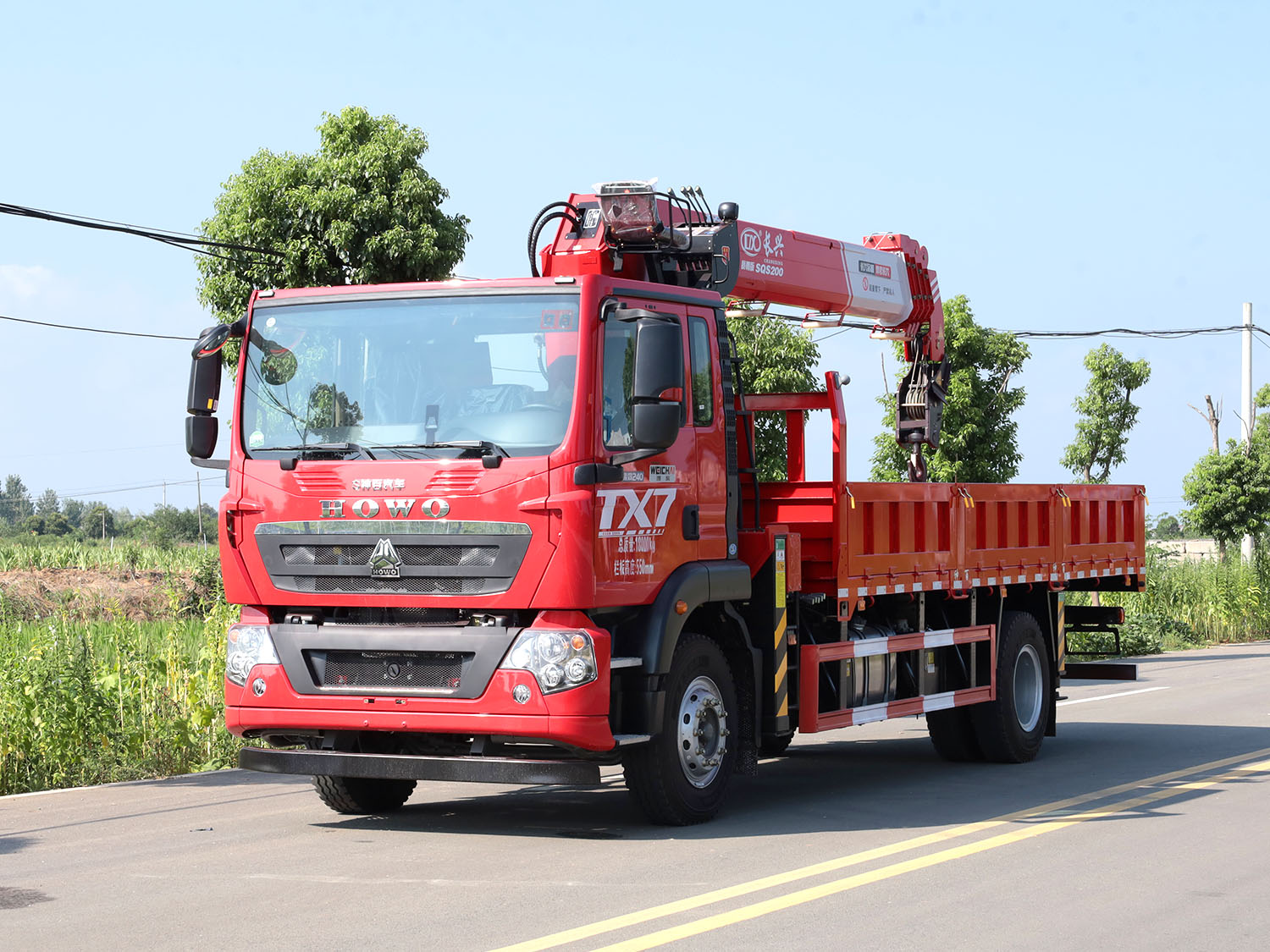 重汽豪沃TX7排半上裝長興質尊版8噸直臂式吊機