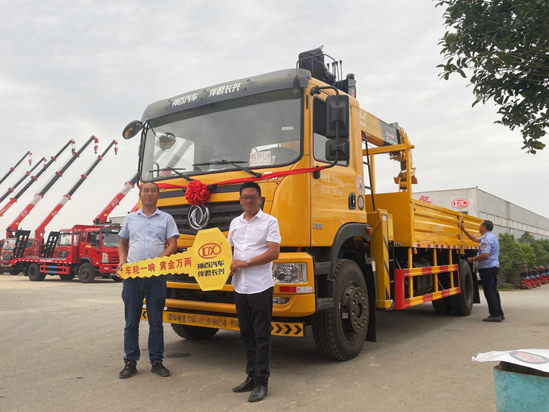 東風(fēng)華神T5質(zhì)尊版，貨箱長度可達(dá)6.1米的單橋隨車吊