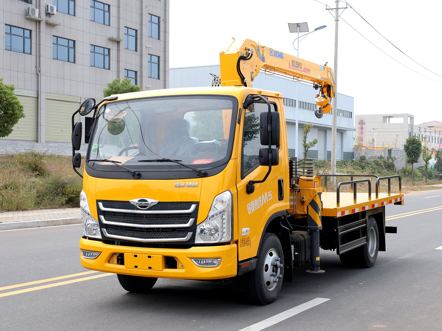 福田領(lǐng)航M5單排上裝徐工3.2噸直臂式吊機(jī)