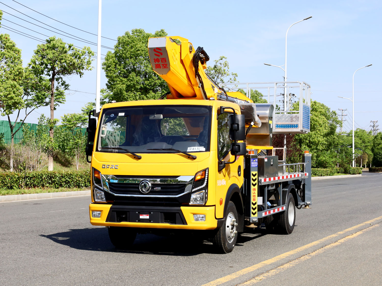 神百重工GKS35藍(lán)牌35米高空作業(yè)車（多利卡重載）